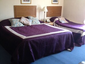 Family Quadruple Room, Ensuite | Iron/ironing board, WiFi