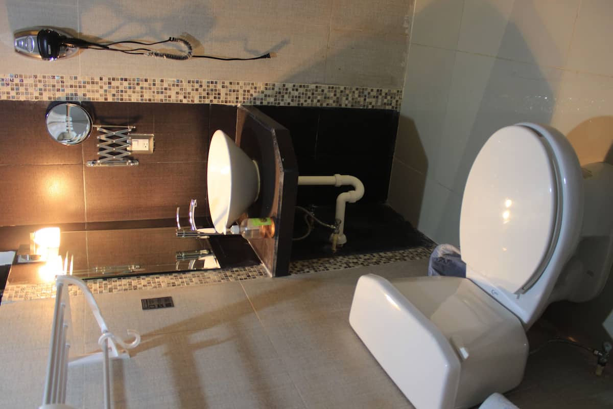 standard room | bathroom | shower, free toiletries, towels