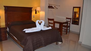 Habitación estándar | Ropa de cama de alta calidad y cortinas blackout