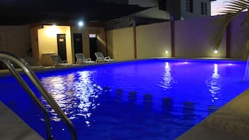 Alberca al aire libre, acceso de 08:30 a 18:00, y camastros