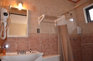 Chambre Triple Classique, plusieurs lits | Salle de bain | Douche, articles de toilette gratuits, serviettes fournies