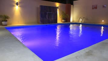 Piscina externa, funciona das 8h30 às 18h, espreguiçadeiras