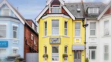 Vista frontal de la propiedad