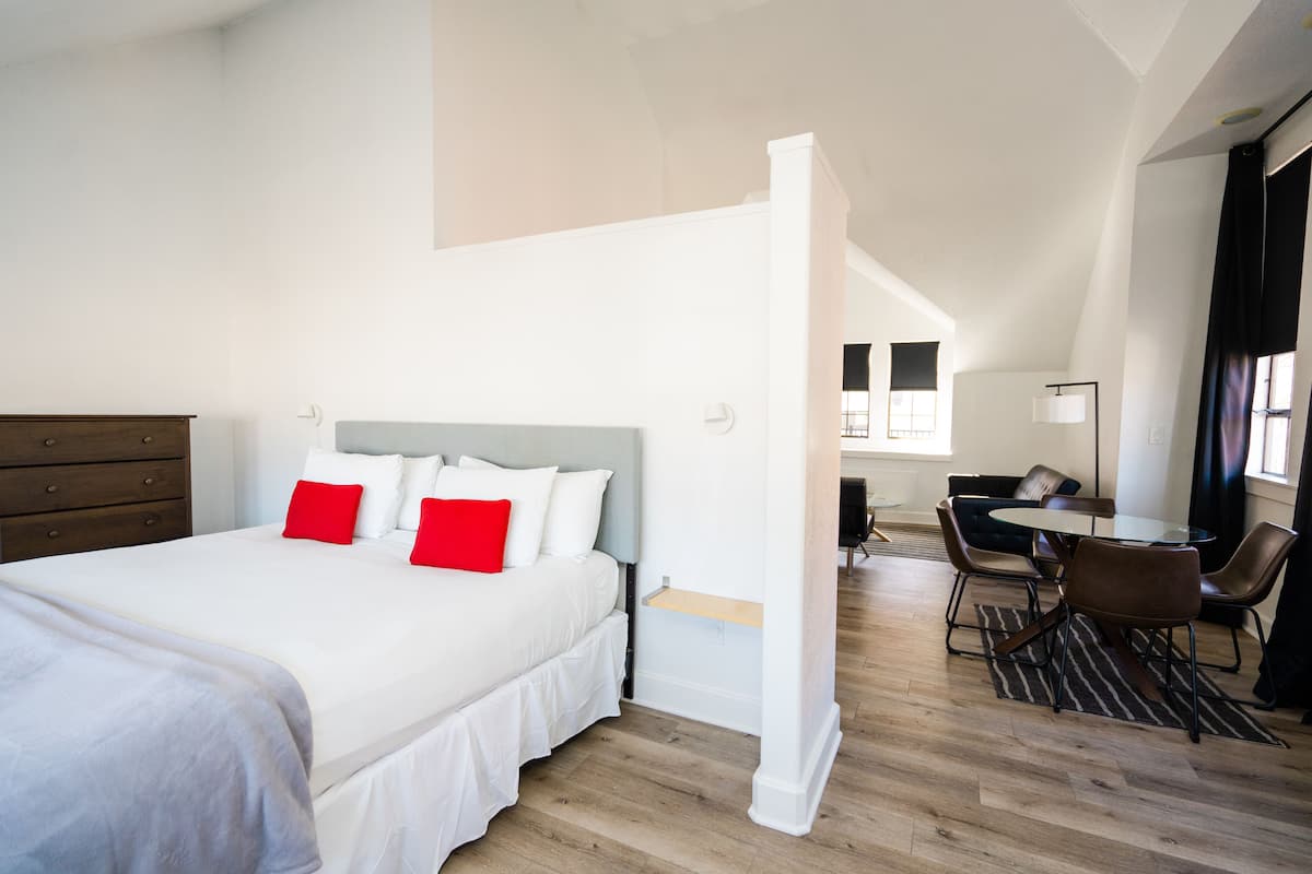 Premium Room, 1 King Bed with Sofa bed | Hypo-allergenic bedding, individually decorated, individually furnished