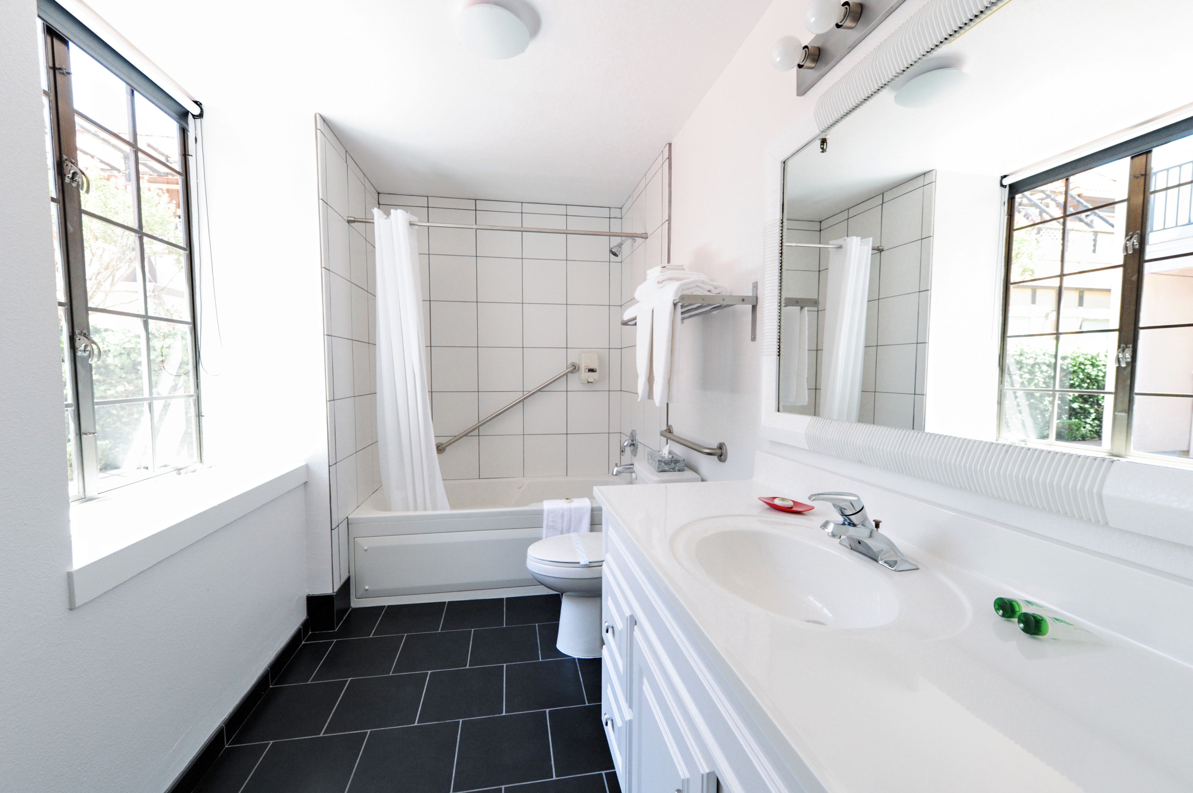 Un baño moderno con bañera, inodoro y lavamanos.