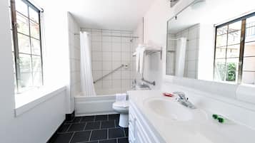 Un baño moderno con bañera, inodoro y lavamanos.