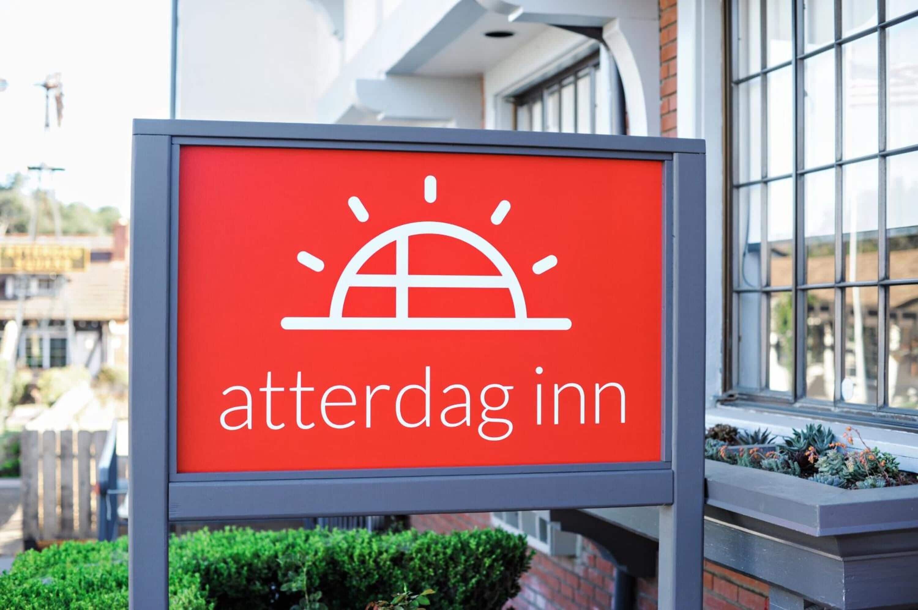 Una señal para 'atterdag inn' con un icono de sol y texto.