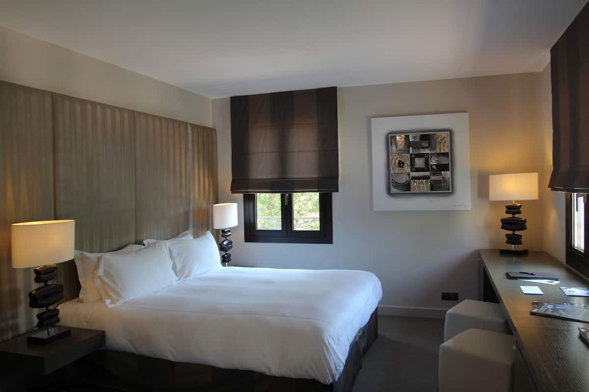 Double Room | Minibar, in-room safe, desk, soundproofing