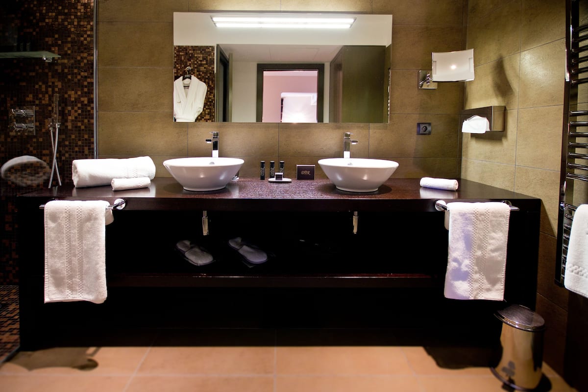 Comfort Suite, Golf View | Bathroom amenities | Free toiletries, hair dryer, bathrobes, slippers
