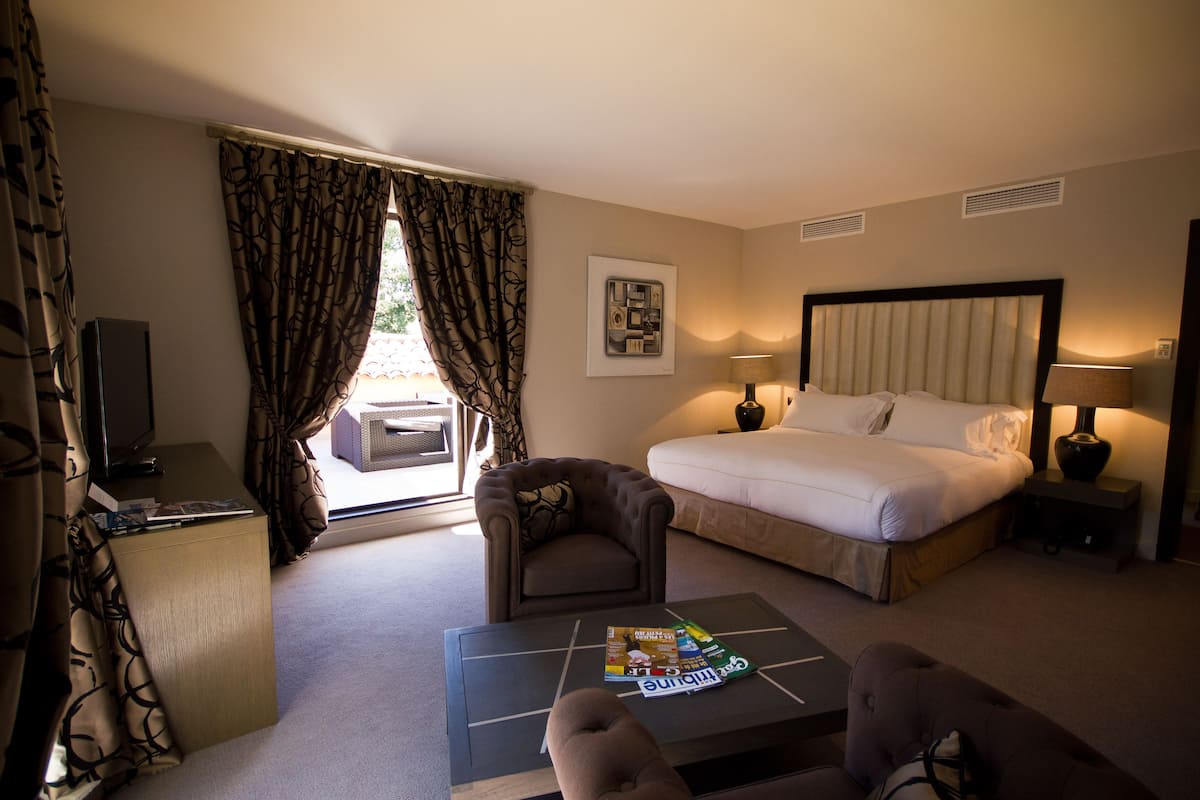 Superior Suite, Golf View | Minibar, in-room safe, desk, soundproofing