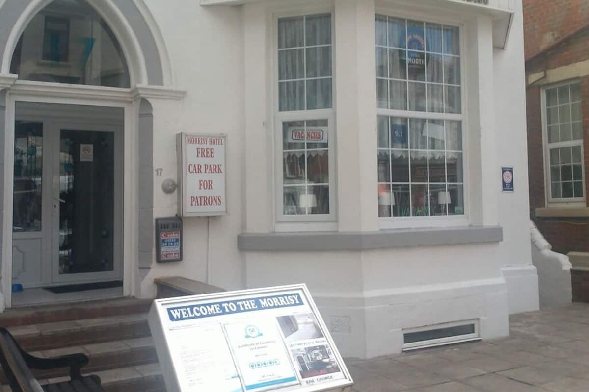 A hotel named 'MORRISY HOUSE' with a sign indicating free car parking for patrons.