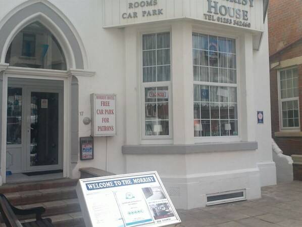 A hotel named 'MORRISY HOUSE' with a sign indicating free car parking for patrons. - Morrisy House (Blackpool)