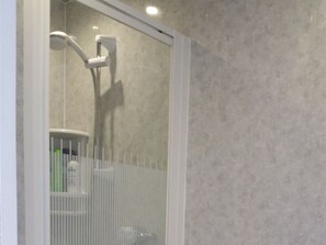 Chambre avec lits jumeaux, salle de bains attenante | Salle de bain | Douche, articles de toilette gratuits, sèche-cheveux