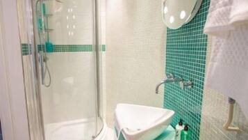 Habitación con 1 cama matrimonial o 2 individuales, baño en la habitación | Baño