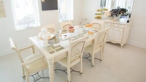 Restaurant - Queen Bee & B (Merthyr Tydfil)