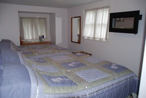 Farmer Bear Room, 2 Queen Beds, Shared Bathroom