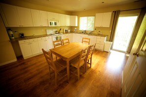 House, 3 Bedrooms | In-room dining - Hotel Charlotte Vacation Rentals (Groveland)