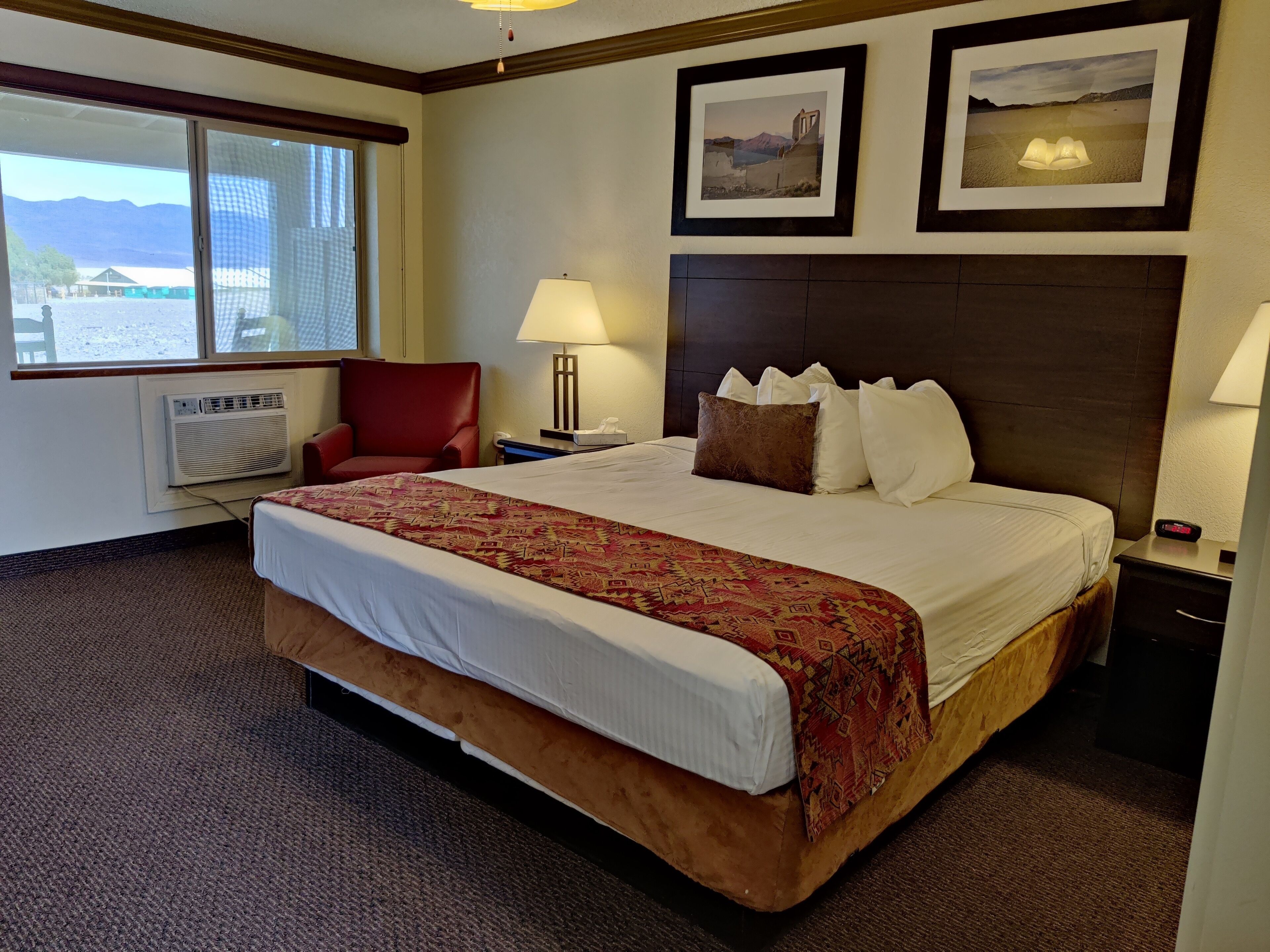 Iron/ironing board, bed sheets