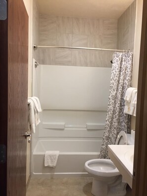 Ensemble baignoire-douche, articles de toilette (gratuits)