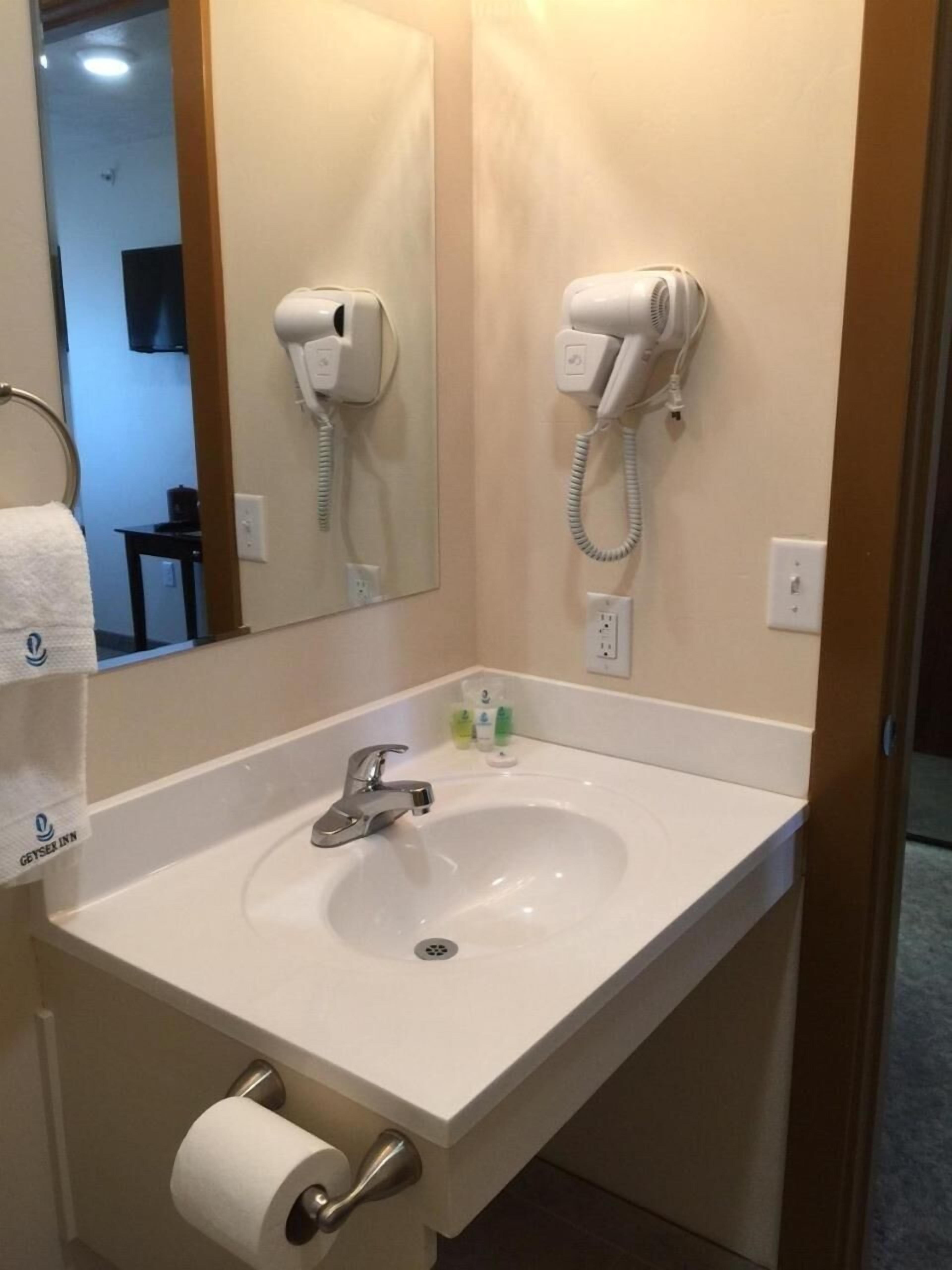 combined shower/bathtub, free toiletries, hair dryer, towels