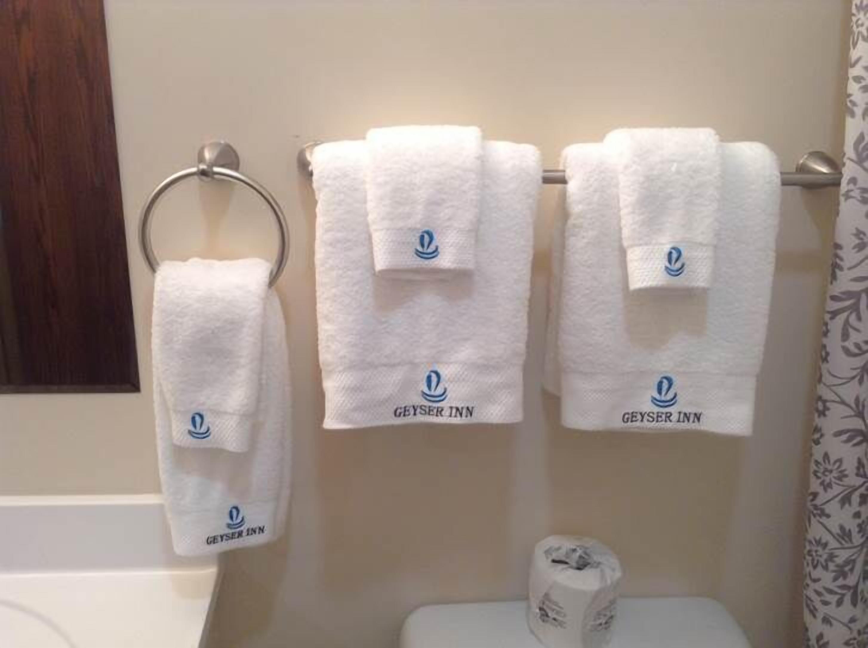 standard room | bathroom | combined shower/bathtub, free toiletries, hair dryer, towels