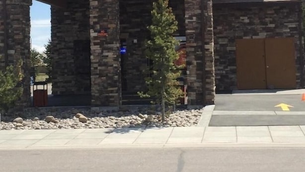 A building with a stone facade and a sign for the Geyser Inn.