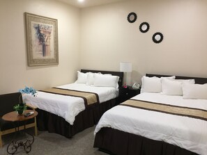 Camera Standard | Una scrivania, Wi-Fi gratuito, lenzuola