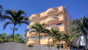 Vista frontal de la propiedad