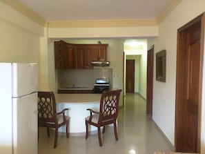 Habitación cuádruple, frente al mar | Cocineta privada | Refrigerador 