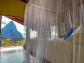 4 개의 침실, 각각 다른 스타일의 인테리어, 각각 다르게 가구 비치, 책상