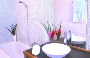 Panoramic-Villa, 3 Schlafzimmer, Meerblick, Meerseite | Badezimmer | Dusche, Haartrockner, Handtücher
