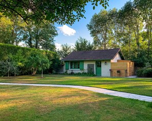 Premium Cottage | Premium bedding, memory foam beds, minibar, soundproofing