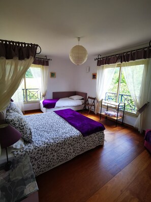 Chambre Triple Standard, salle de bains attenante, vue jardin