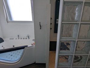 Departamento superior, baño en la habitación, vista al jardín | Imagen general