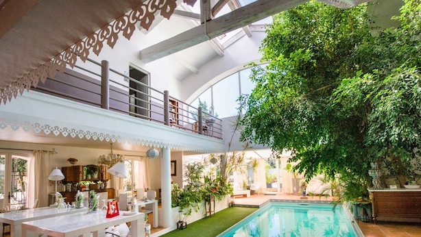 A spacious indoor area with a pool, a dining area, and a balcony. - Villa Ambrosia (Narbonne)