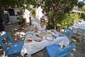 供應早餐、午餐、晚餐；土耳其菜