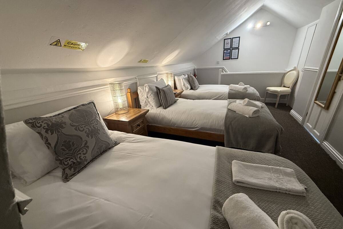 Quarto triplo standard, suíte | 1 quarto, individualmente decorados, individualmente mobiliados