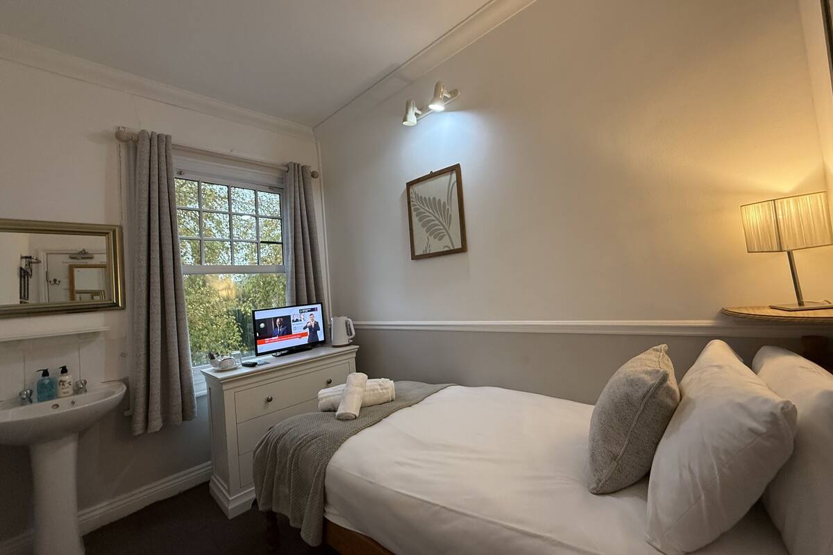 Quarto solteiro econômico, banheiro compartilhado | 1 quarto, individualmente decorados, individualmente mobiliados