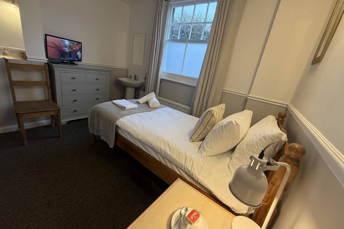 Quarto solteiro standard, banheiro compartilhado | 1 quarto, individualmente decorados, individualmente mobiliados