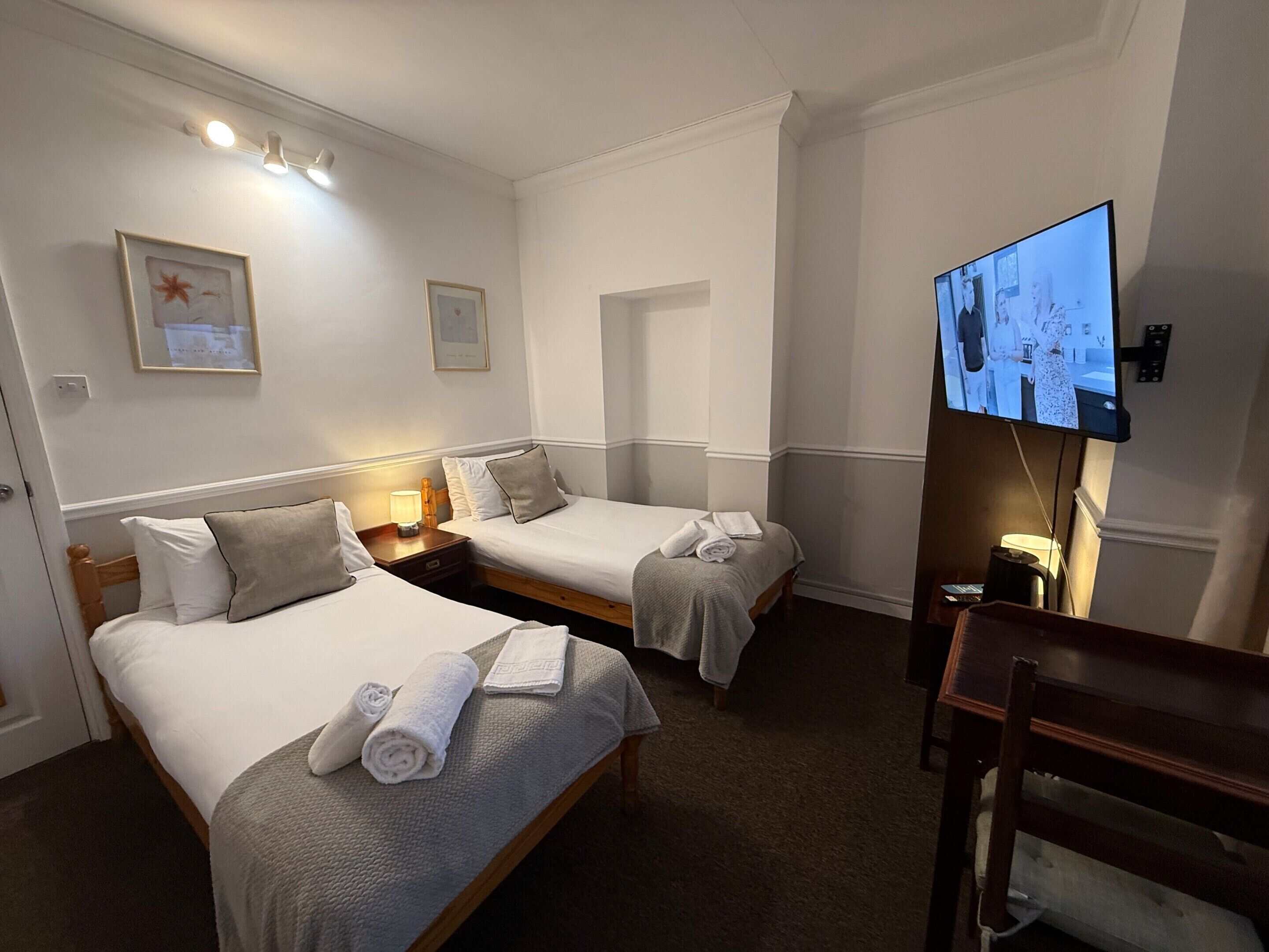 Standard Twin Room, Shared Bathroom | 1 bedroom, individually decorated, individually furnished