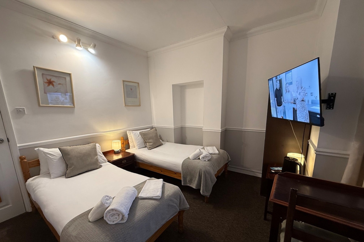 Standard Twin Room, Shared Bathroom | 1 bedroom, blackout drapes, WiFi (free), individually decorated