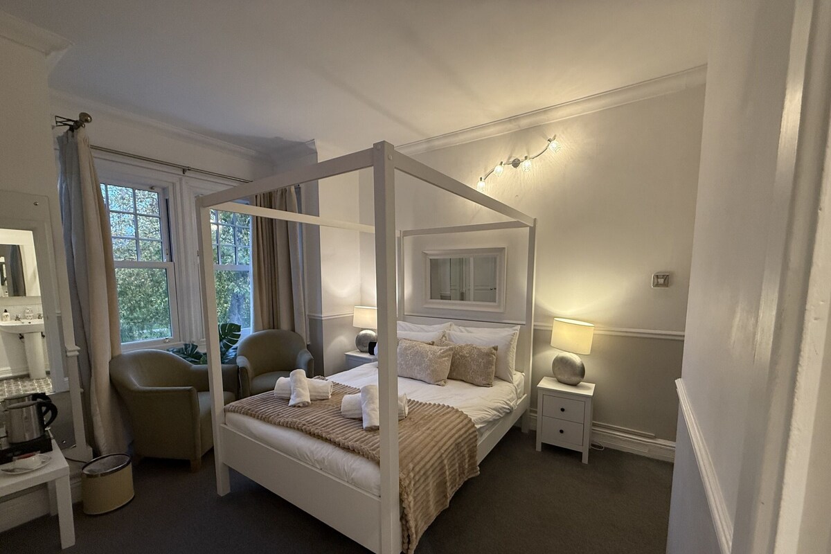 Superior Double Room, Ensuite, River View | 1 bedroom, blackout drapes, WiFi (free), individually decorated
