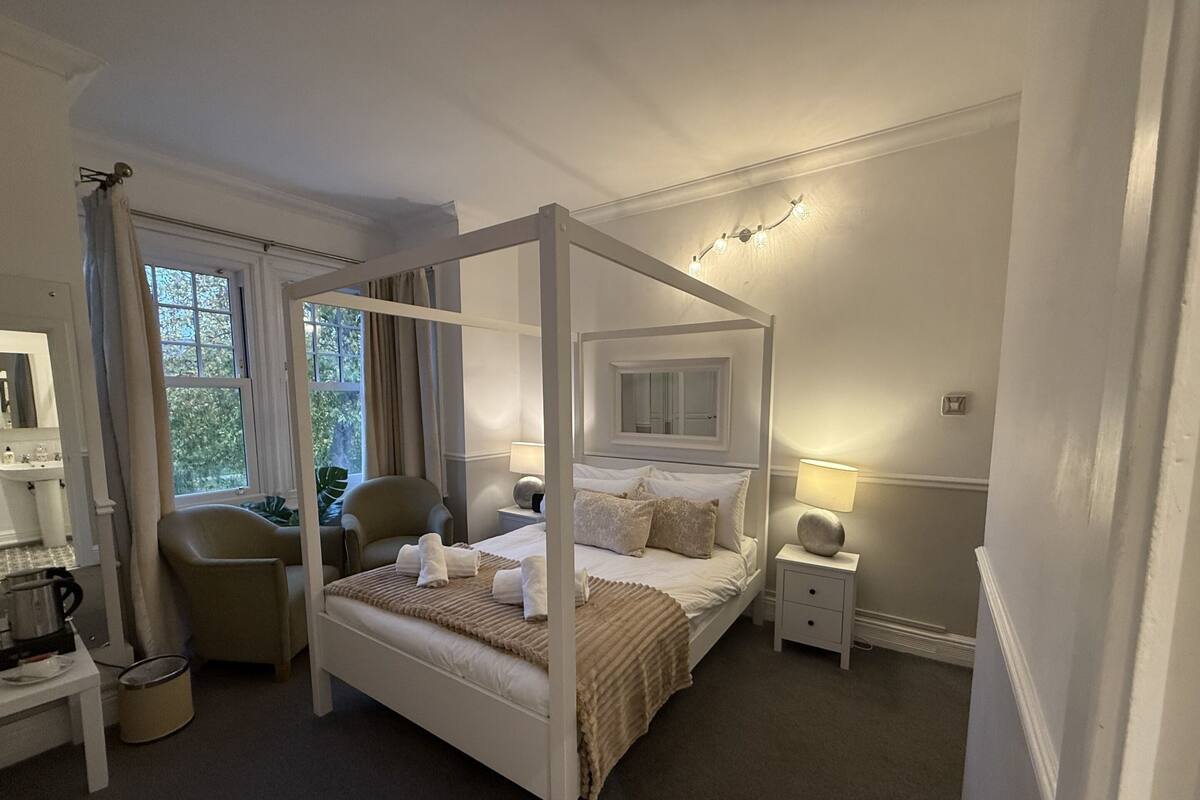 Quarto casal superior, suíte, vista para o rio | 1 quarto, individualmente decorados, individualmente mobiliados