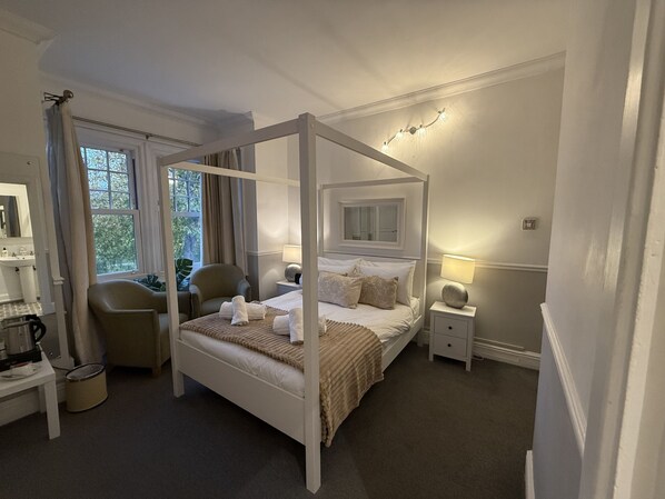 Chambre supérieure double, salle de bain attenante, vue sur le fleuve | 1 chambre, décor unique, ameublement unique, rideaux d’obscurcissement