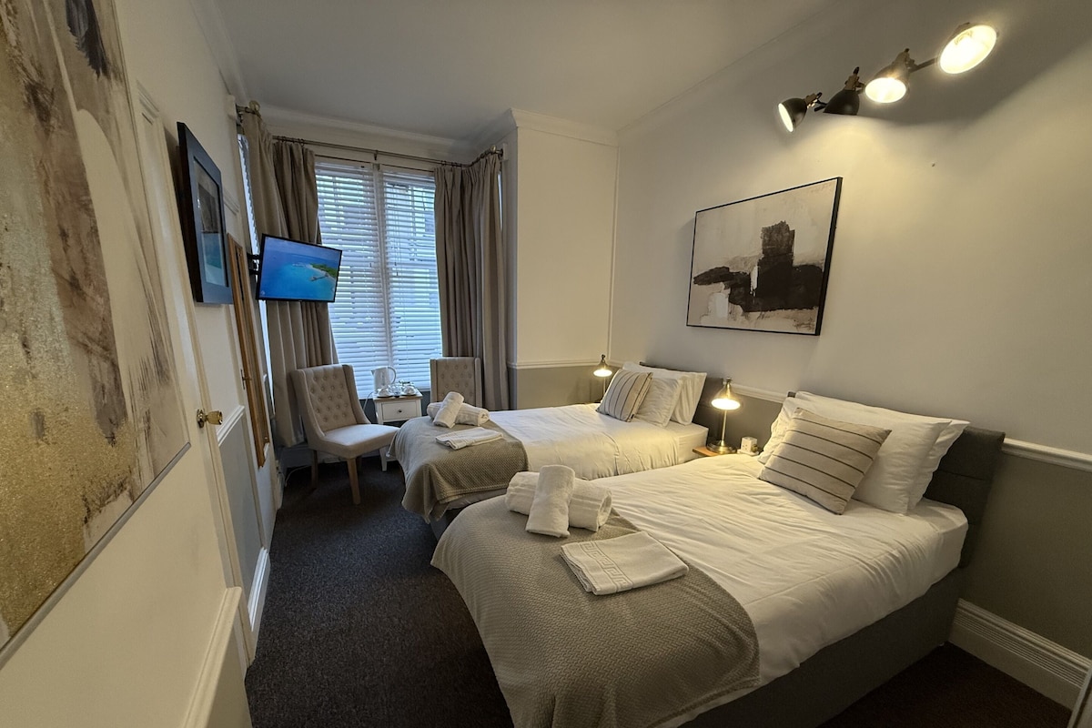 Superior Twin Room, Ensuite | 1 bedroom, blackout drapes, WiFi (free), individually decorated