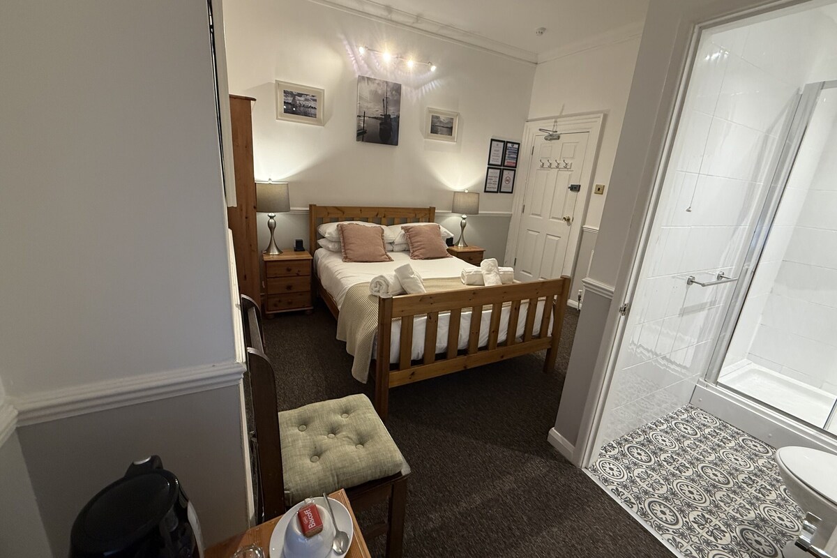 Standard Double Room, Ensuite | 1 bedroom, blackout drapes, WiFi (free), individually decorated