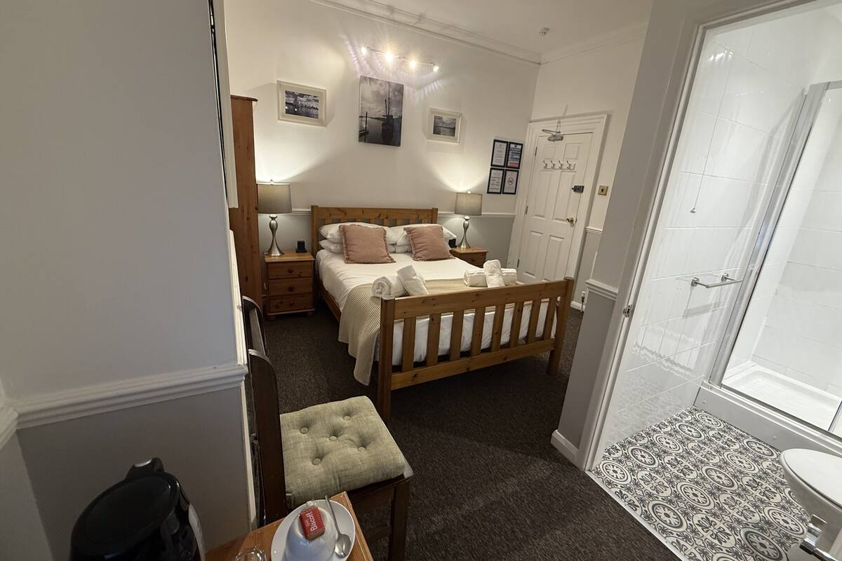 Quarto casal standard, suíte | 1 quarto, individualmente decorados, individualmente mobiliados