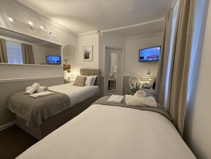 Chambre Standard avec lits jumeaux, salle de bain attenante | 1 chambre, décor unique, ameublement unique, rideaux d’obscurcissement