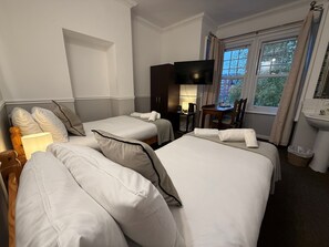 Chambre Standard avec lits jumeaux, salle de bains commune | 1 chambre, décor unique, ameublement unique, rideaux d’obscurcissement
