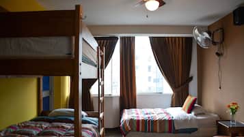 Chambre Quadruple, salle de bains privée | Vue de la chambre